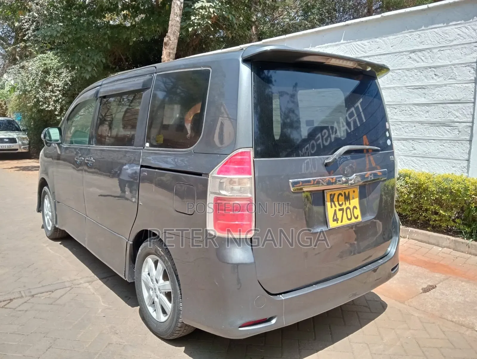 Toyota Noah 2.0 158hp FWD (8 Seater) 2010 Gray