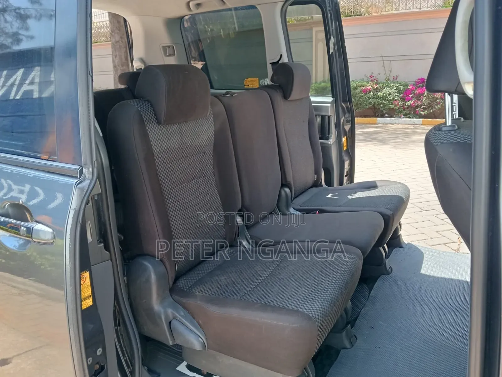 Toyota Noah 2.0 158hp FWD (8 Seater) 2010 Gray
