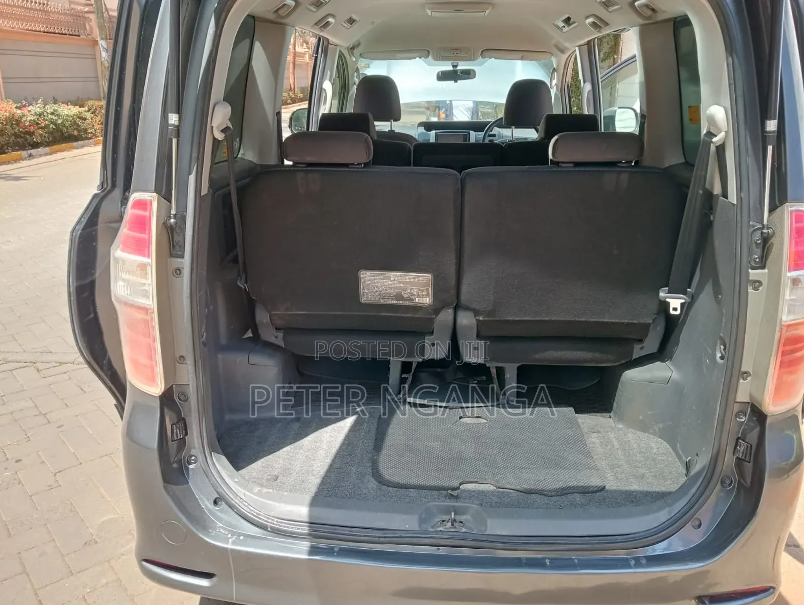 Toyota Noah 2.0 158hp FWD (8 Seater) 2010 Gray