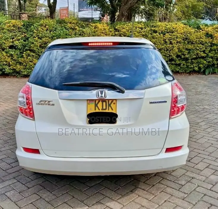 Honda Fit Shuttle 1.5 Hybrid 2WD 2015 White