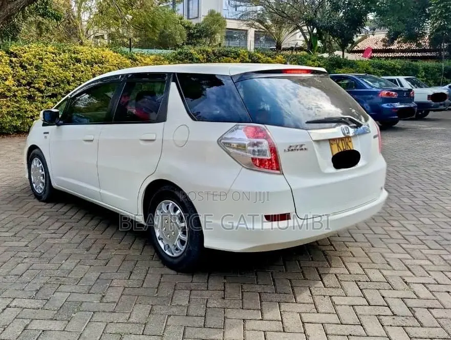 Honda Fit Shuttle 1.5 Hybrid 2WD 2015 White