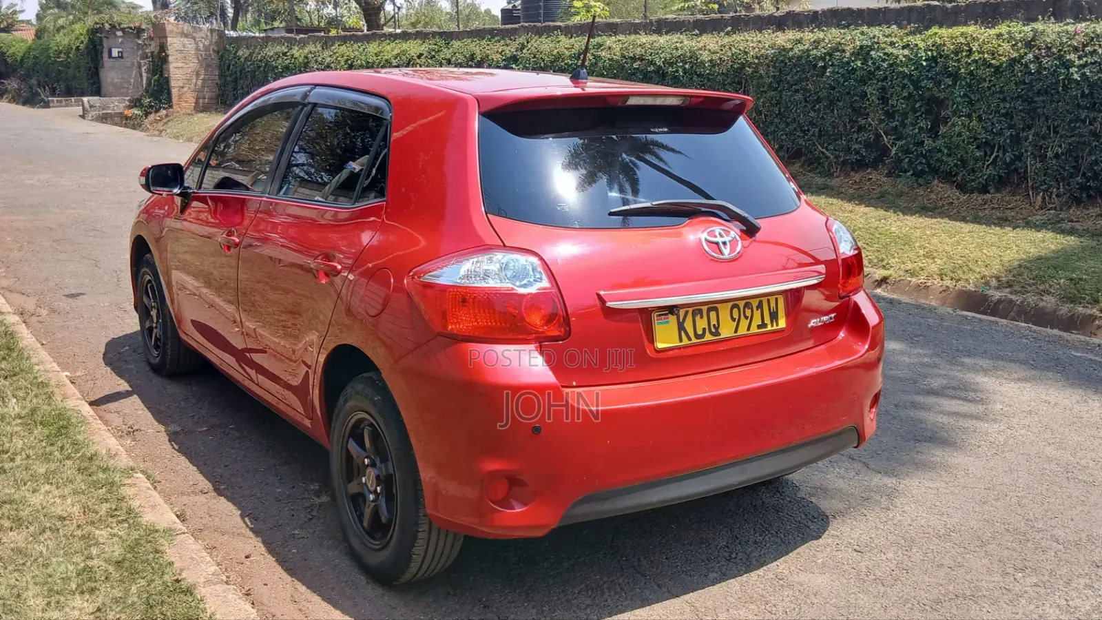 Toyota Auris 2011 Red