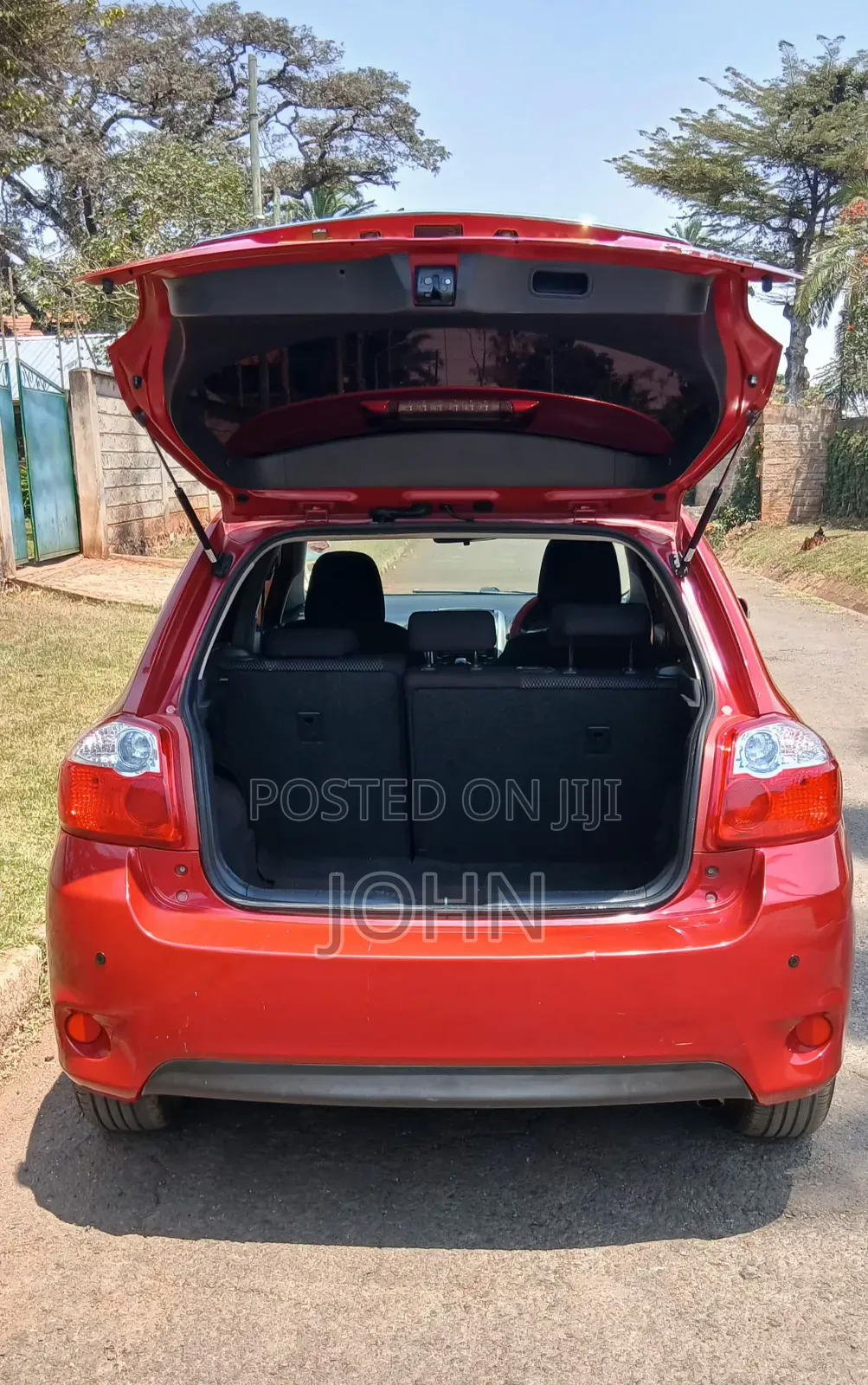 Toyota Auris 2011 Red