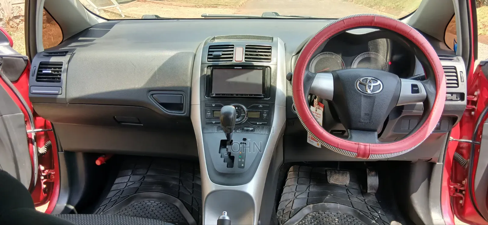 Toyota Auris 2011 Red