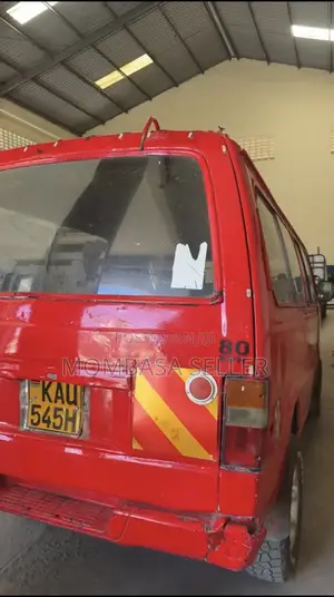 Nissan Caravan (Urvan) 2006 Red