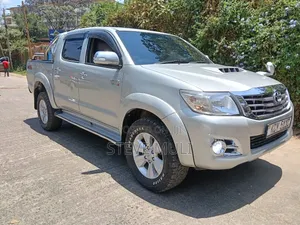 Toyota Hilux 3.0 D-4D 4x4 2013 Gold