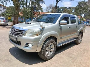 Toyota Hilux 3.0 D-4D 4x4 2013 Gold