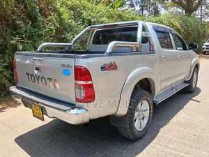 Toyota Hilux 3.0 D-4D 4x4 2013 Gold