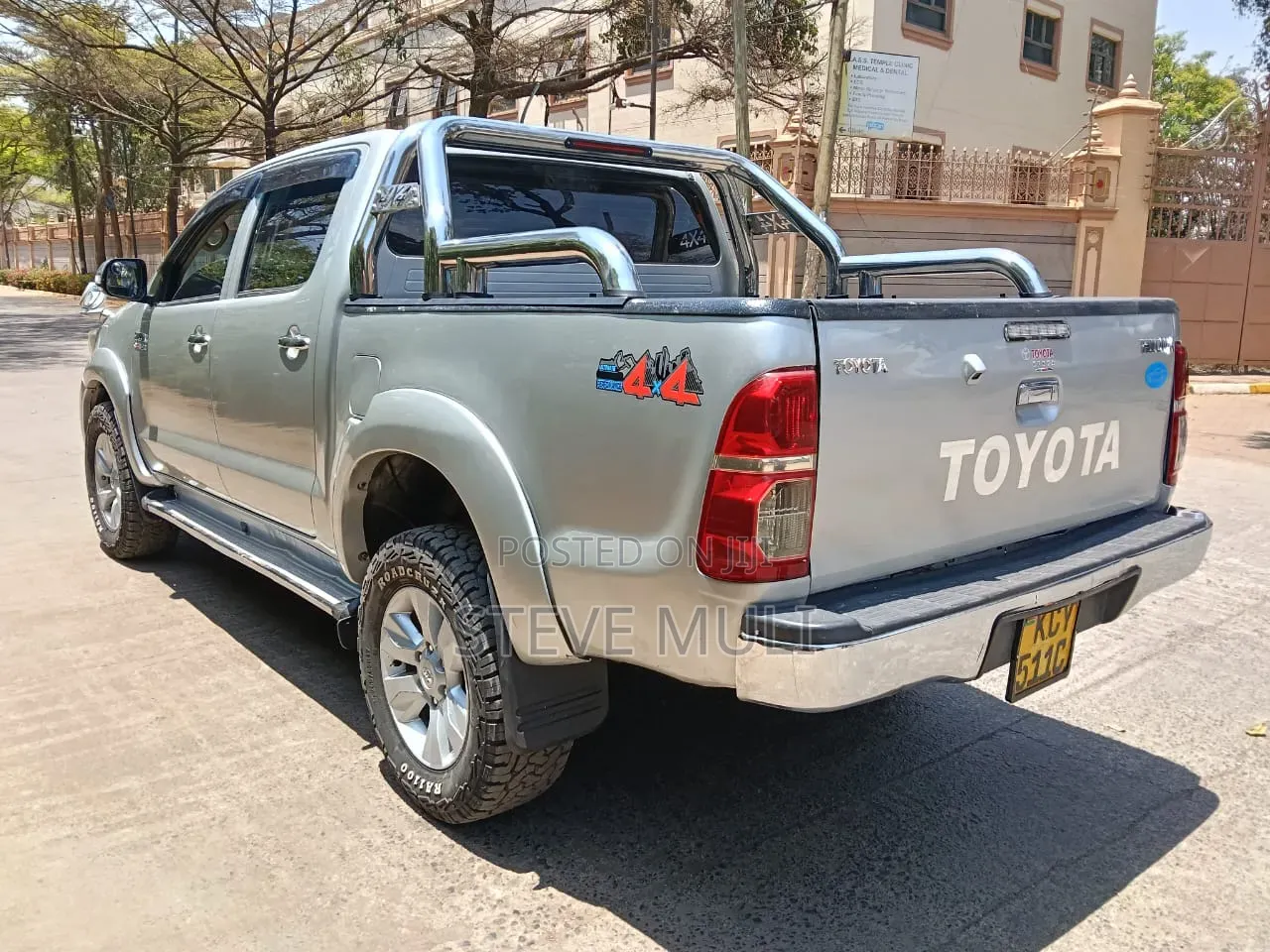 Toyota Hilux 3.0 D-4D 4x4 2013 Gold