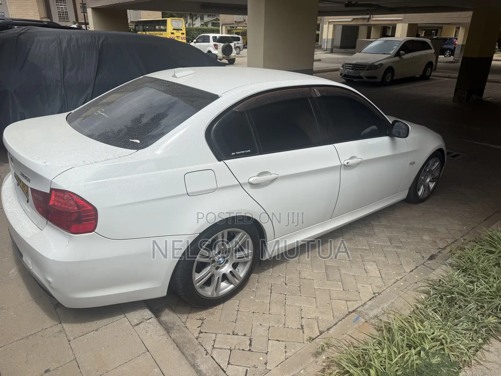 BMW 320i Sedan RWD 2011 White
