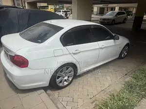 BMW 320i Sedan RWD 2011 White