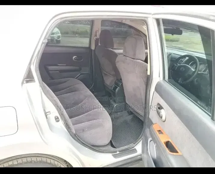 Nissan Tiida 2010 Silver