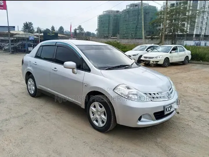 Nissan Tiida 2010 Silver