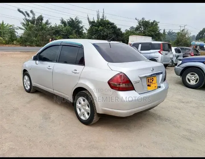 Nissan Tiida 2010 Silver