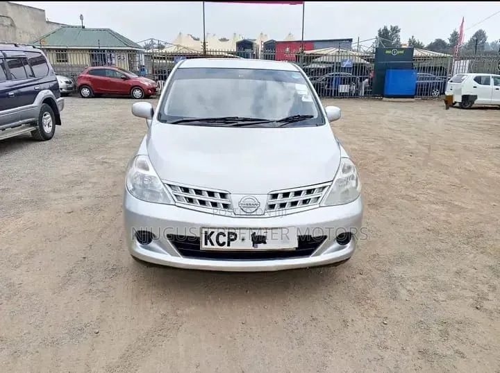 Nissan Tiida 2010 Silver