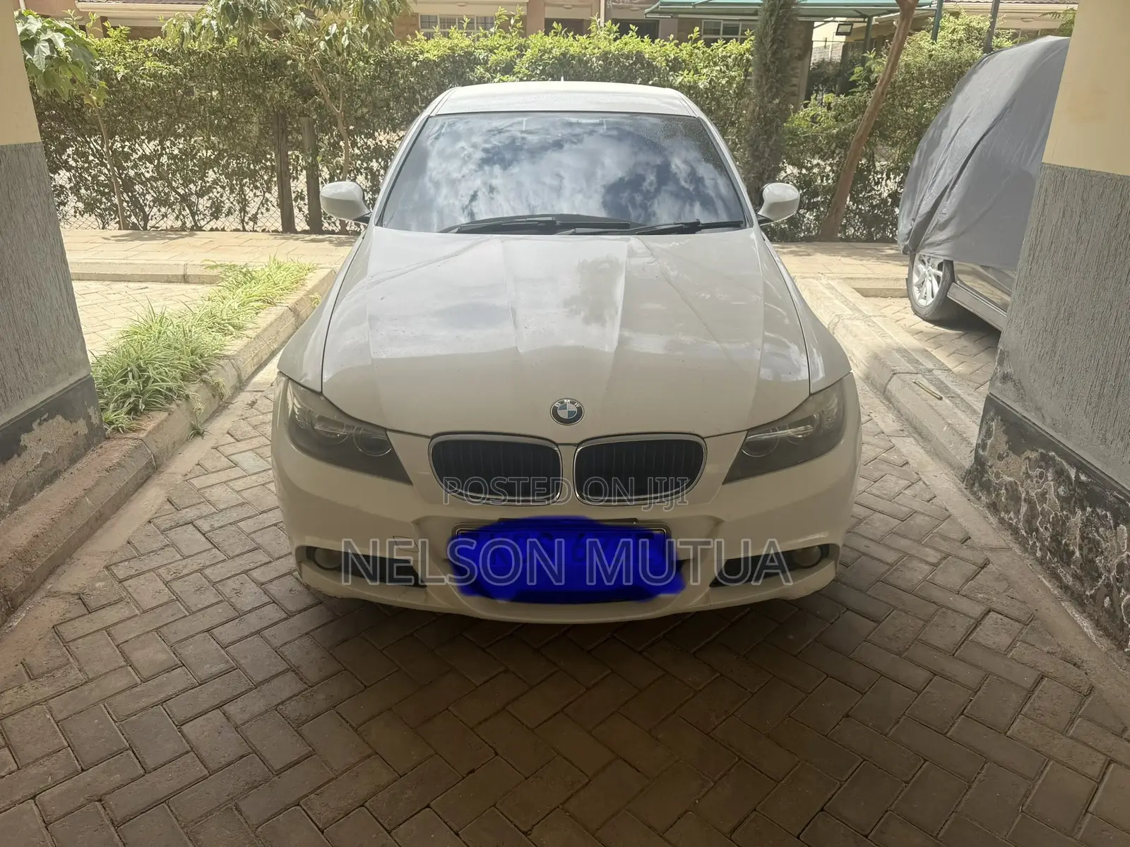 BMW 320i Sedan RWD 2011 White