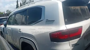Toyota Land Cruiser LC300 2022 White
