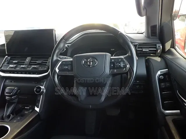 Toyota Land Cruiser LC300 2022 White
