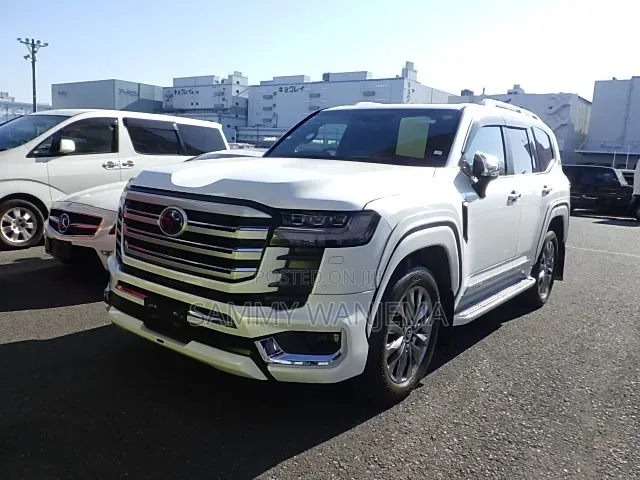 Toyota Land Cruiser LC300 2022 White