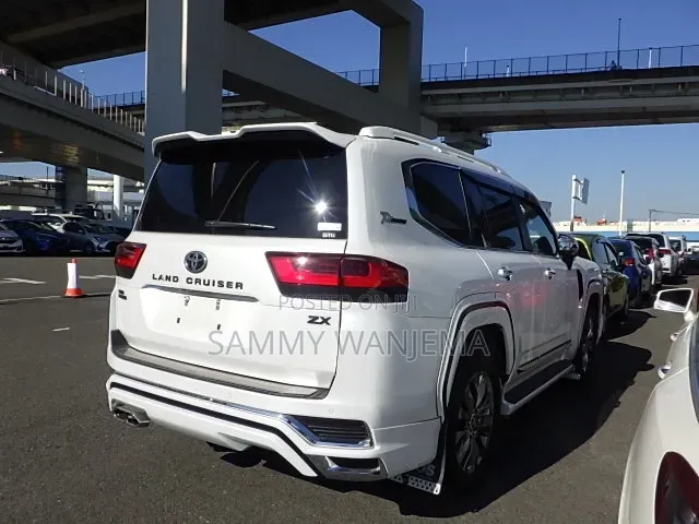 Toyota Land Cruiser LC300 2022 White
