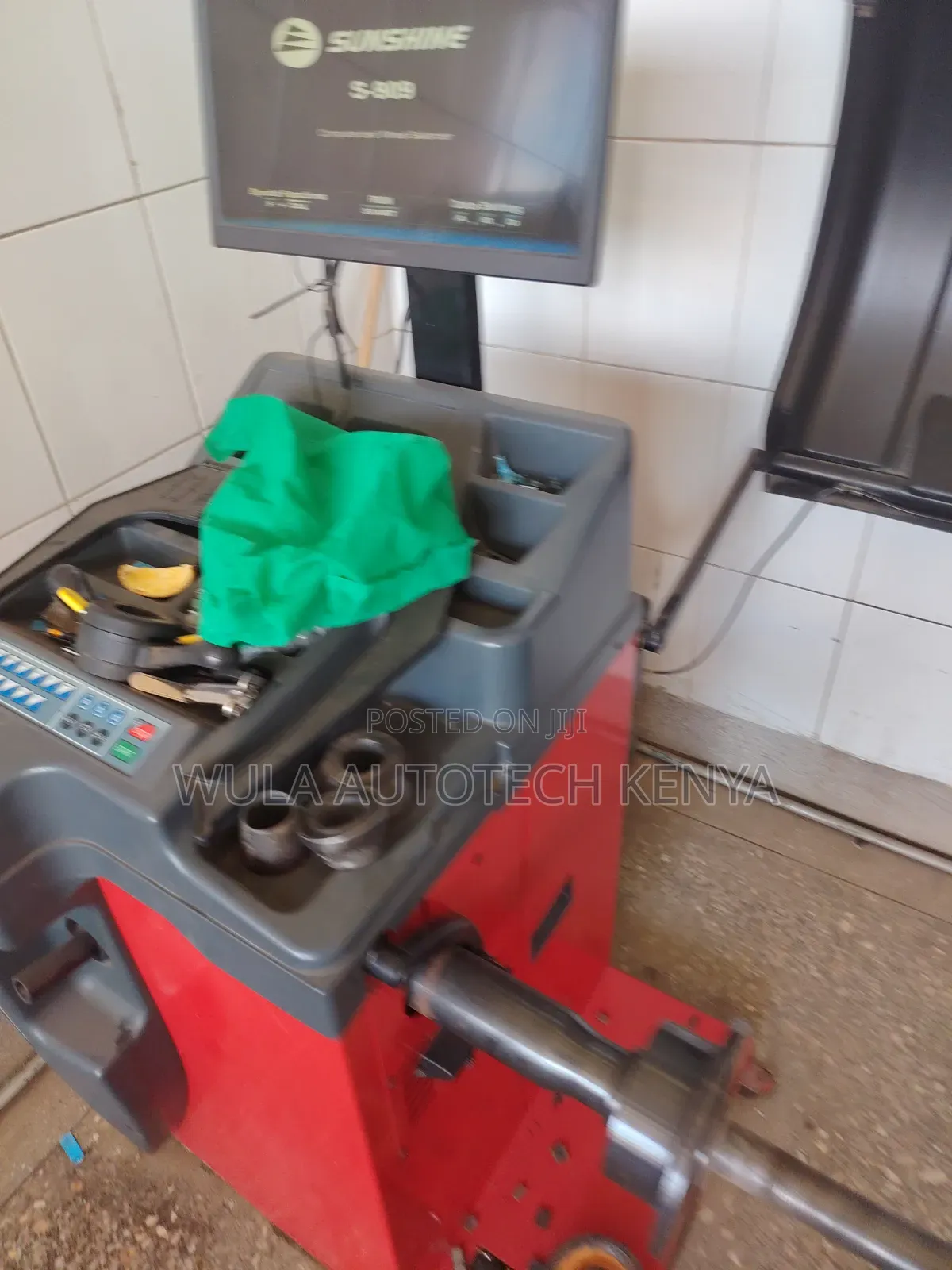 Eliminate Steering Vibration With Heavy Commercial Wheel Balancer S909