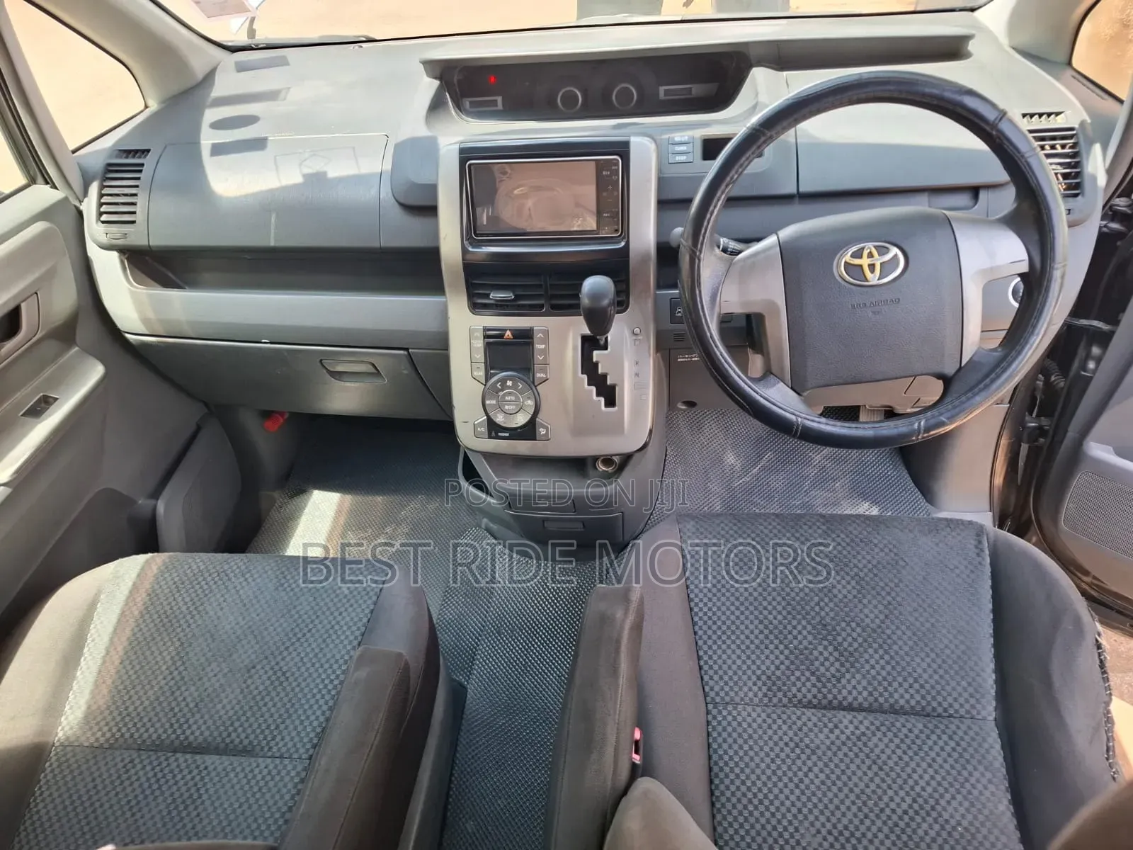 Toyota Noah 2.0 158hp FWD (8 Seater) 2010 Gray