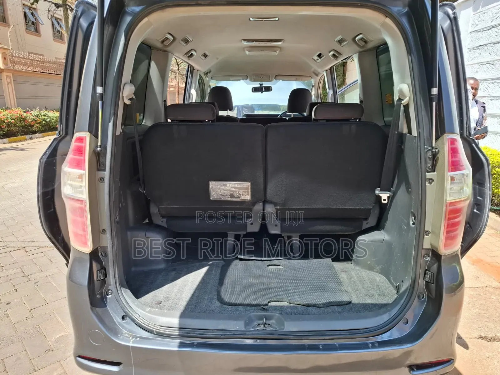 Toyota Noah 2.0 158hp FWD (8 Seater) 2010 Gray