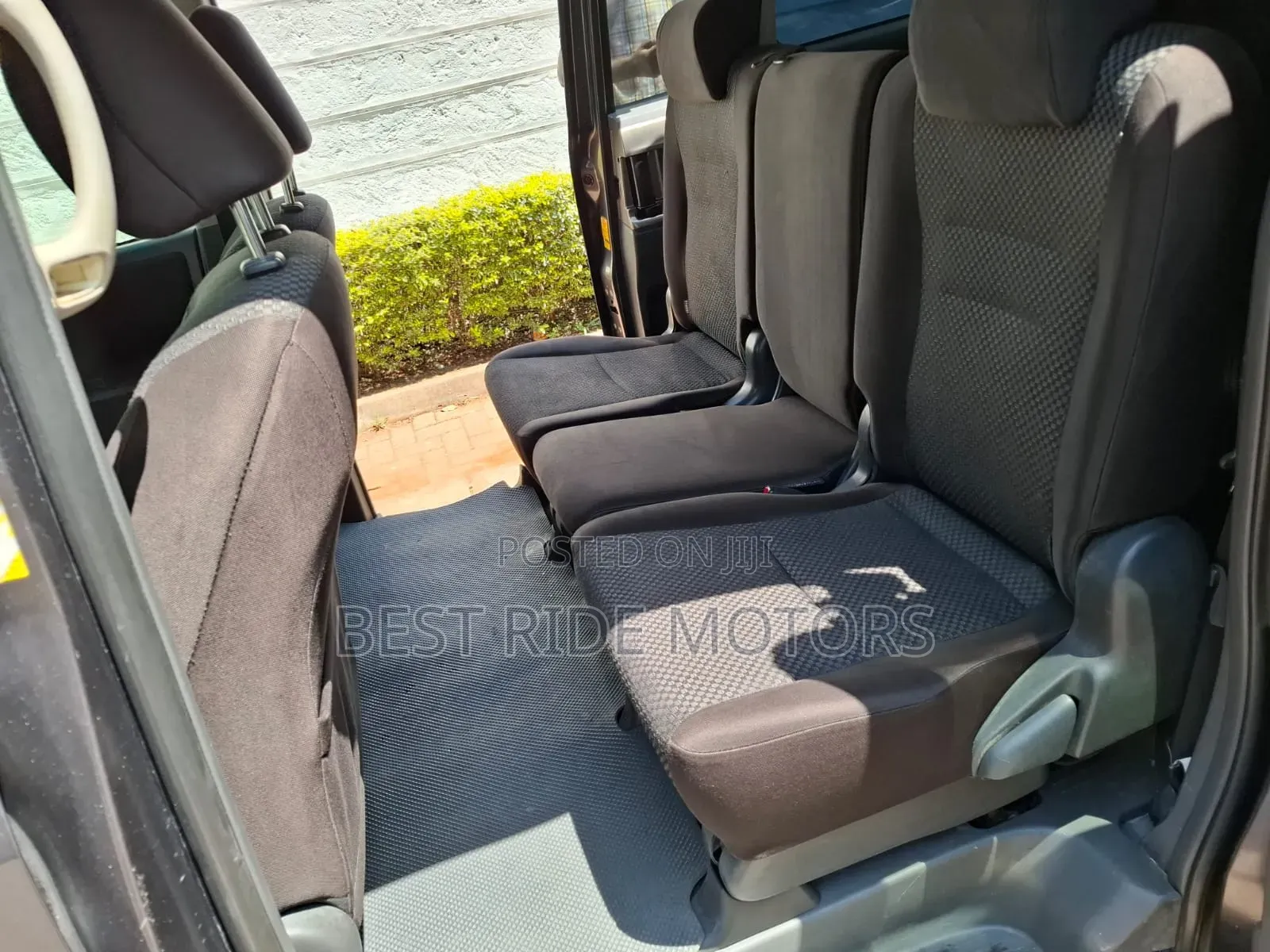 Toyota Noah 2.0 158hp FWD (8 Seater) 2010 Gray
