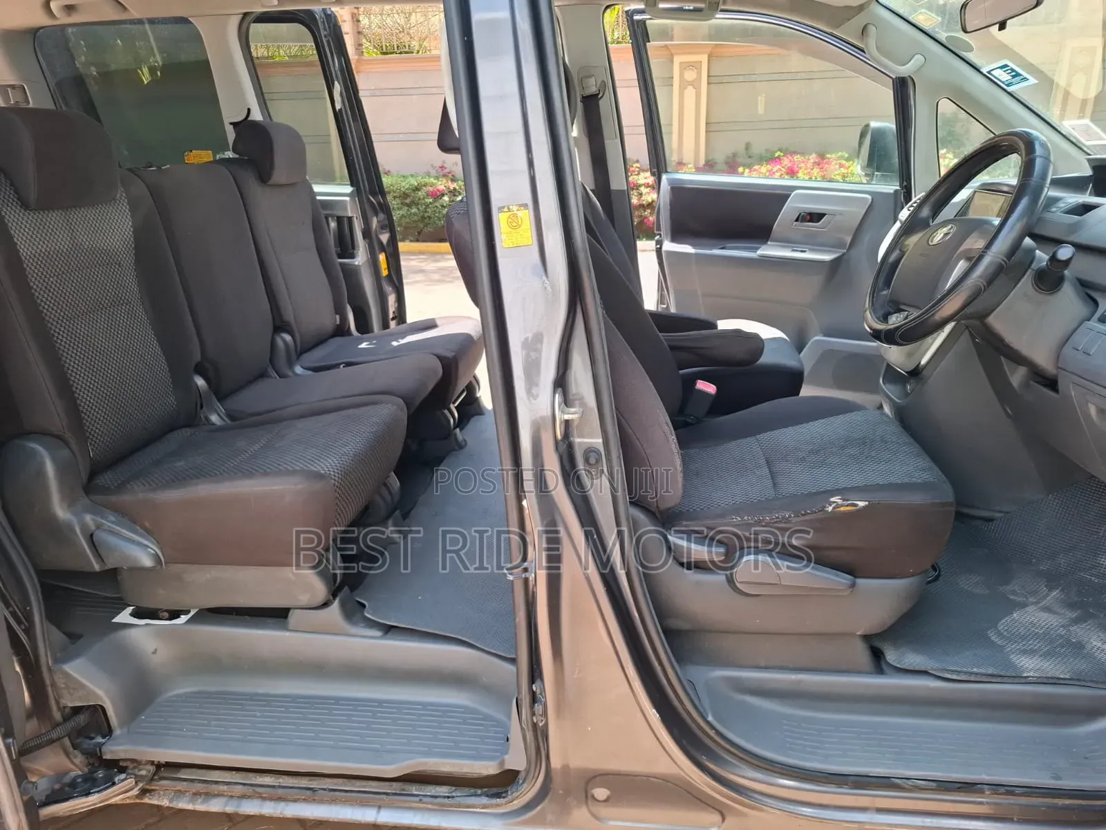 Toyota Noah 2.0 158hp FWD (8 Seater) 2010 Gray