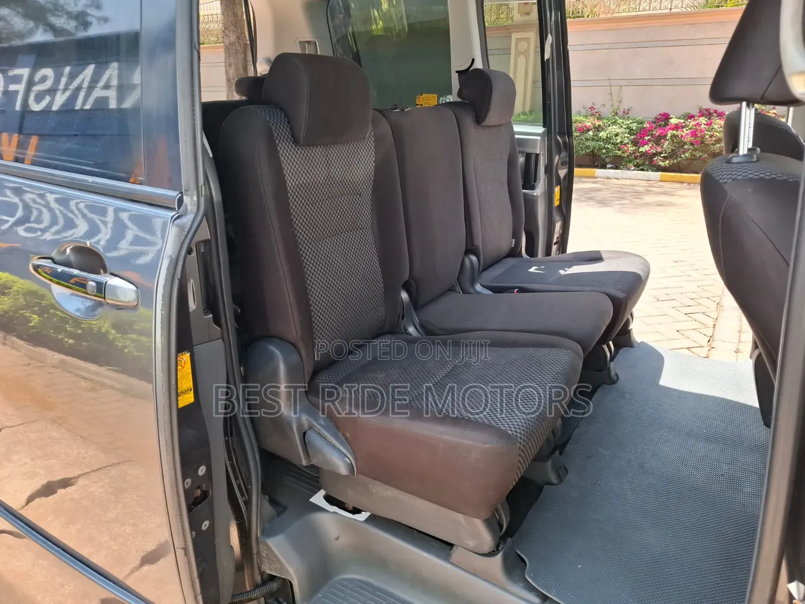 Toyota Noah 2.0 158hp FWD (8 Seater) 2010 Gray