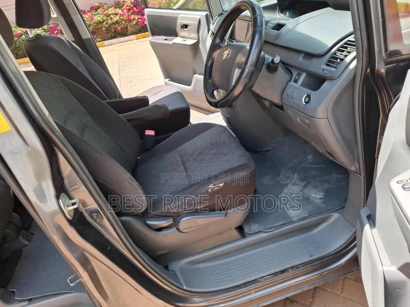Toyota Noah 2.0 158hp FWD (8 Seater) 2010 Gray