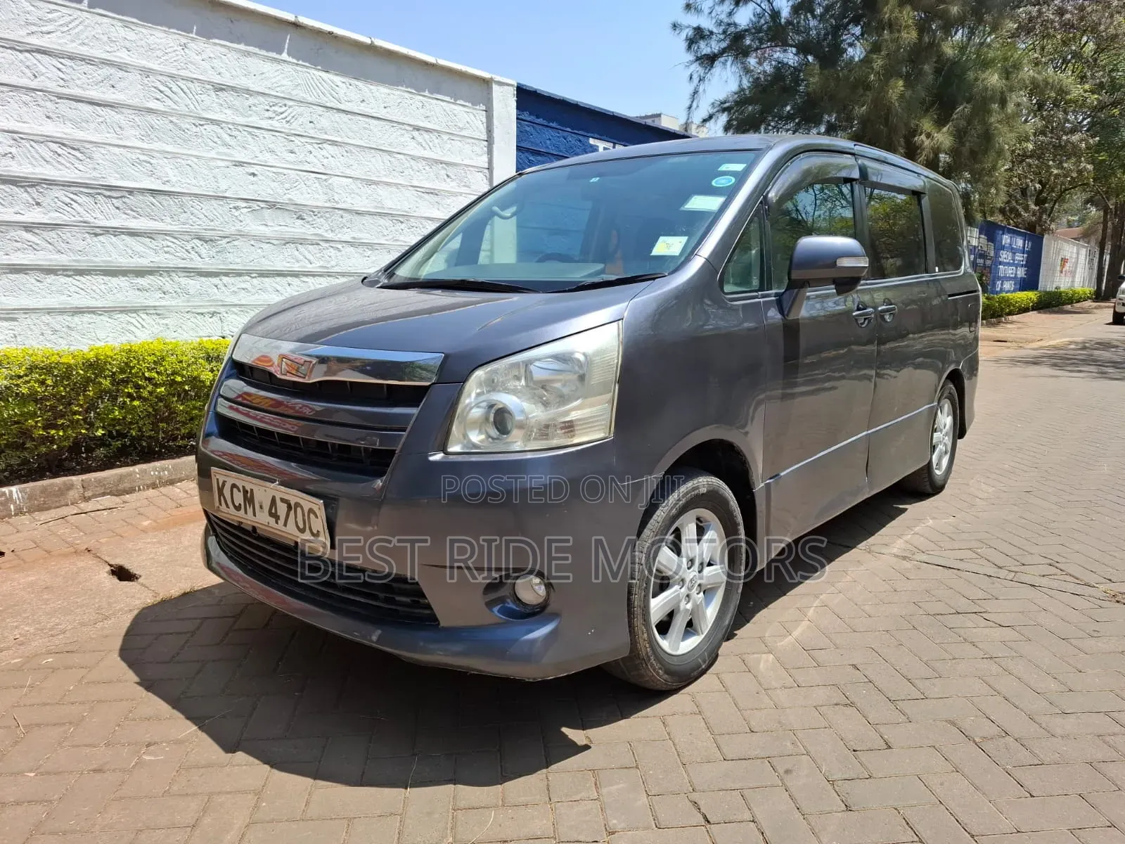 Toyota Noah 2.0 158hp FWD (8 Seater) 2010 Gray