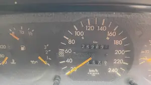 Mercedes-Benz E220 1995 Green