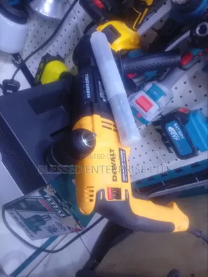 800 Watts Electric DeWalt Commercial Rotay Hammer