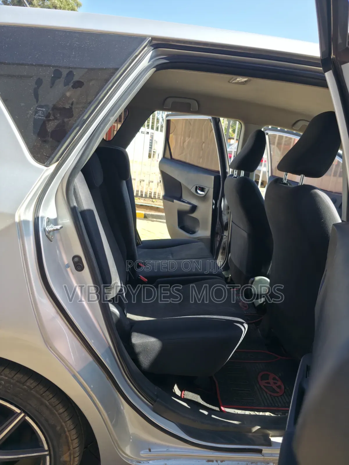 Toyota Ractis 2015 Silver