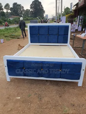 5x6 White and Blue Tufted