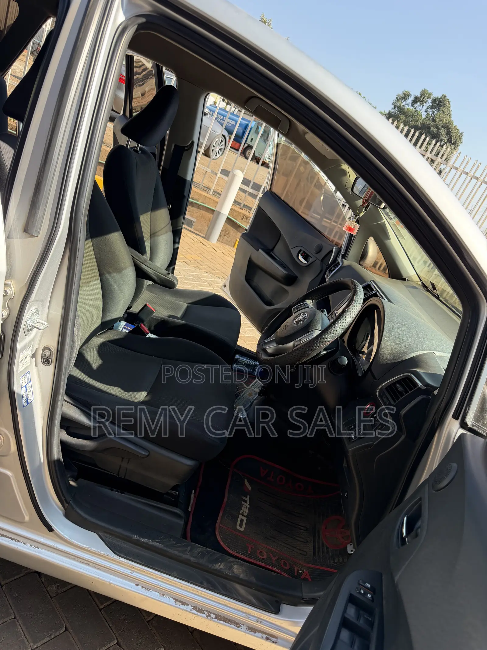 Toyota Ractis 2015 Silver