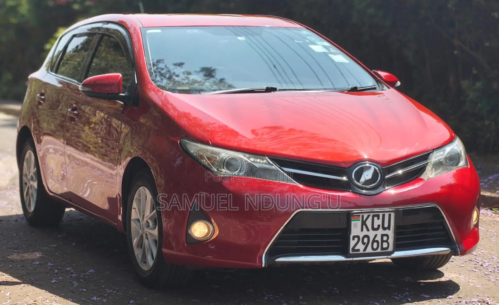Toyota Auris 2012 Red