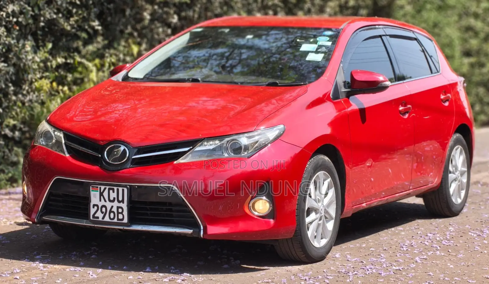 Toyota Auris 2012 Red