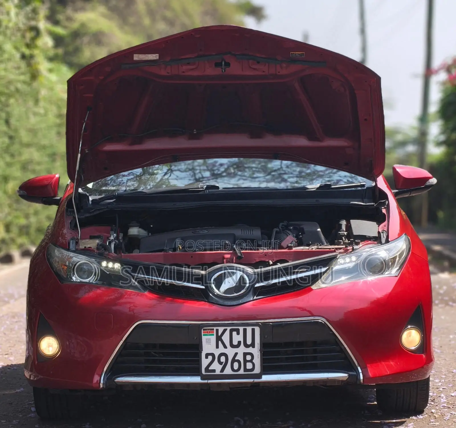 Toyota Auris 2012 Red