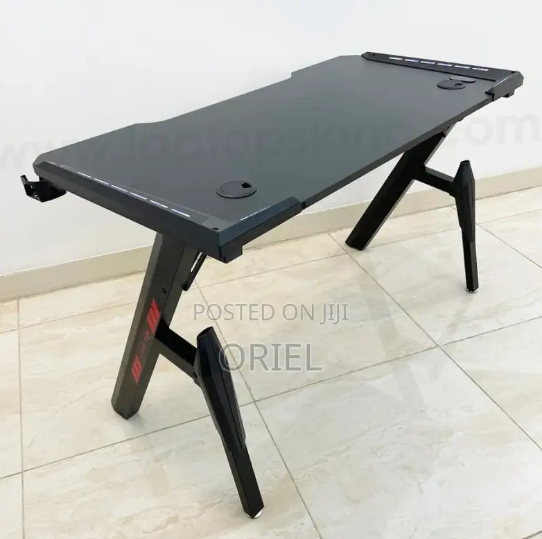 Modern Computer Desk : Ergonomic Computer Gaming Desk.