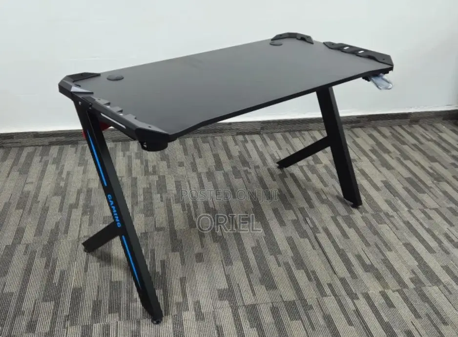 Modern Computer Desk : Ergonomic Computer Gaming Desk.