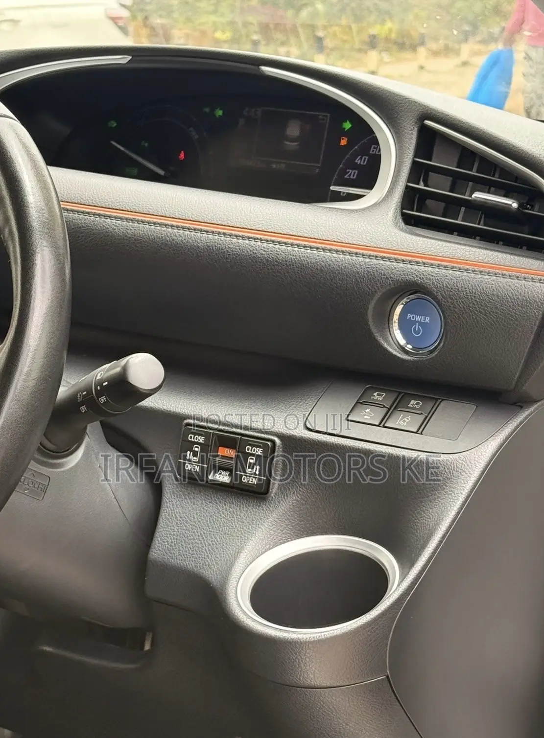 Toyota Sienta 1.5 Hybrid FWD 2019 White