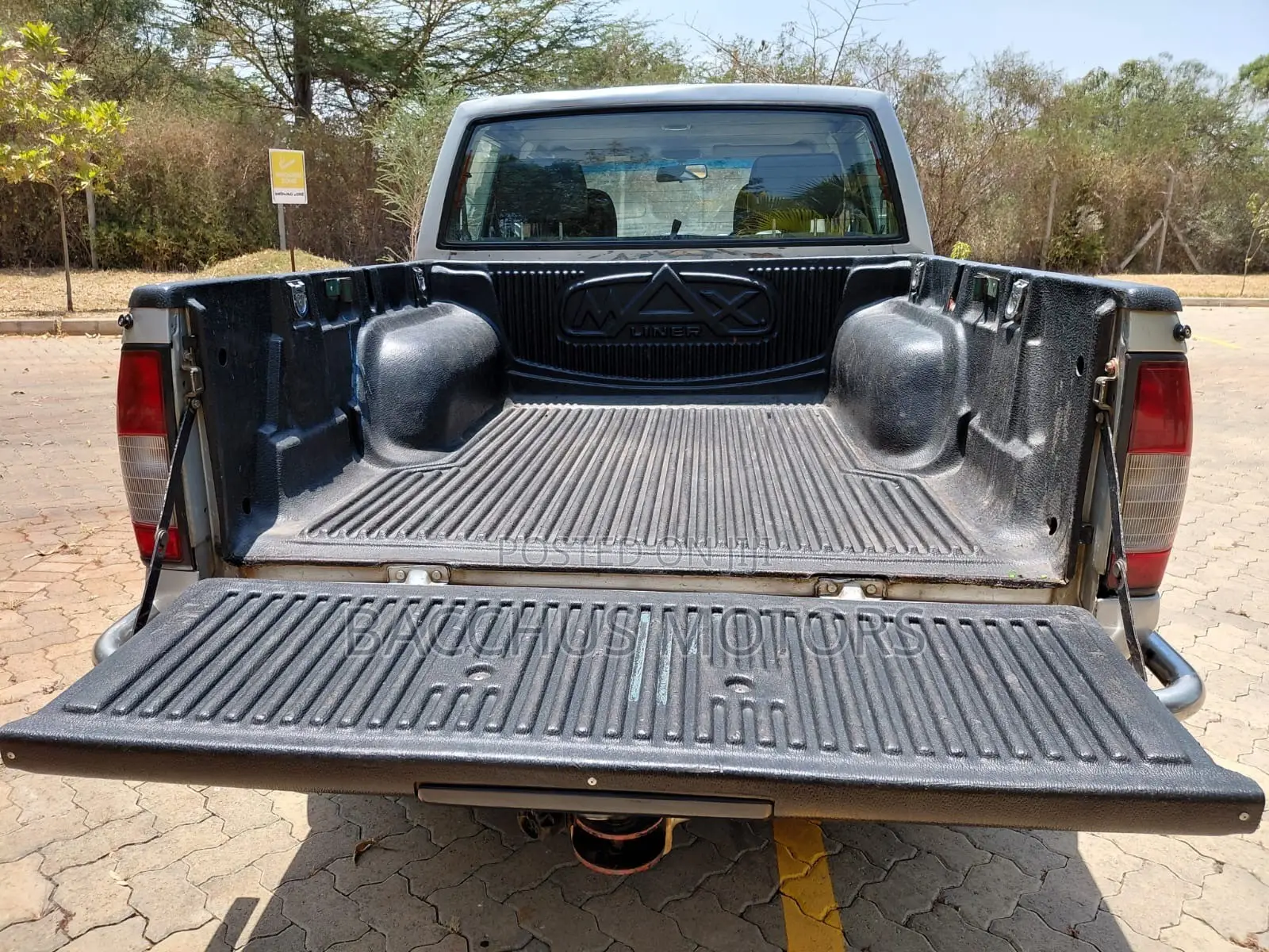 Nissan Hardbody 2005 Silver