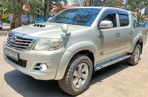 Toyota Hilux 2013 Gray