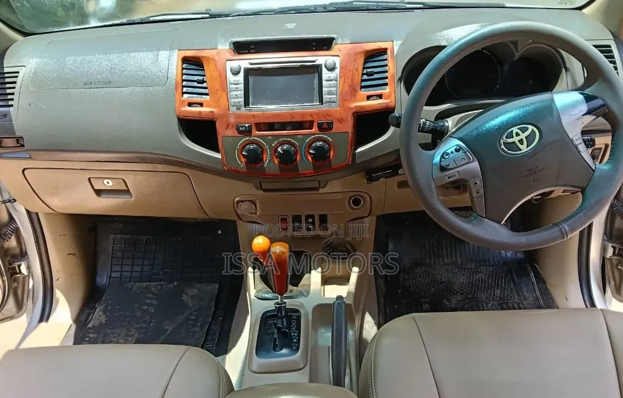 Toyota Hilux 2013 Gray