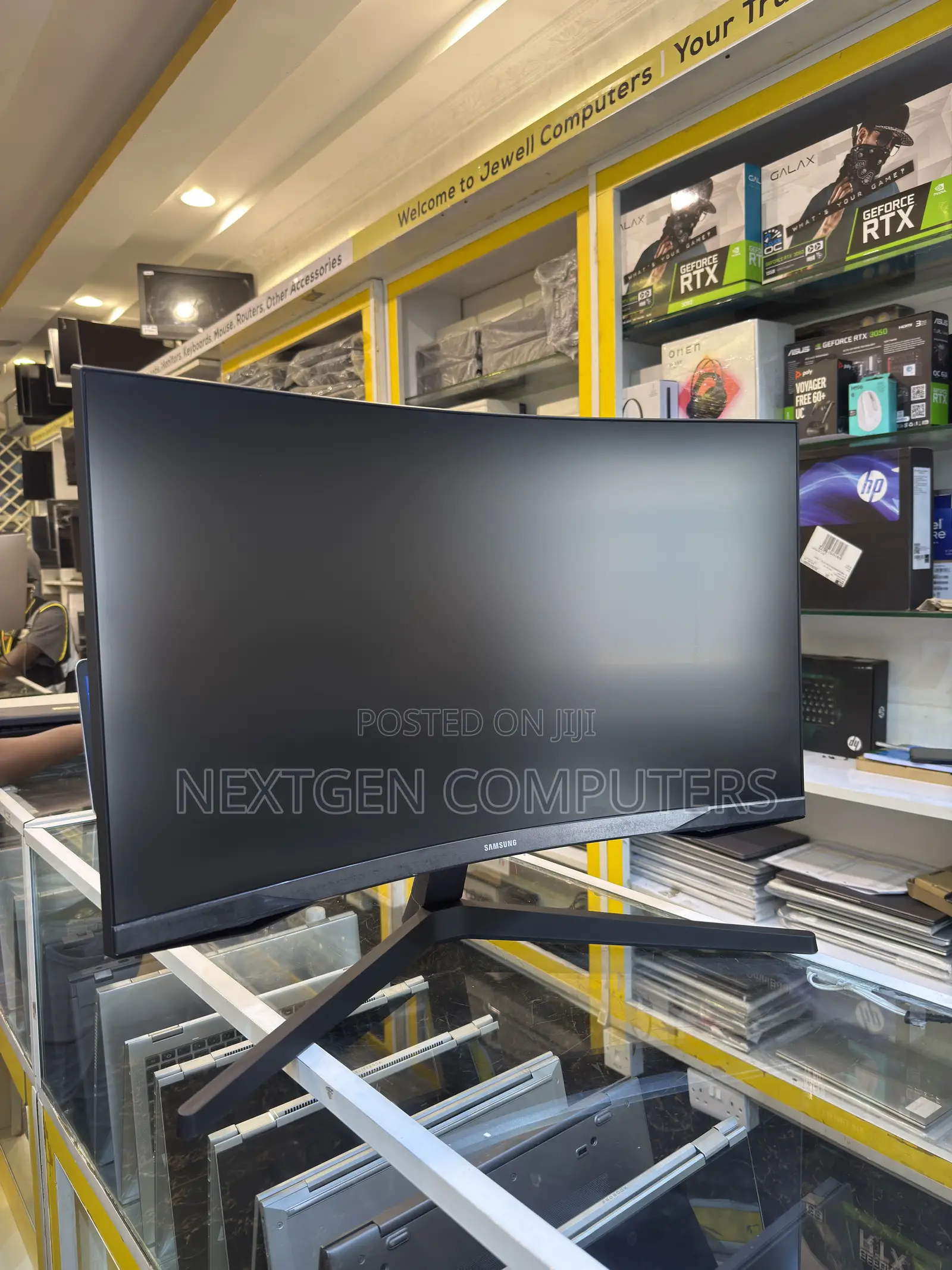 Samsung Odessey G5 32” 165Hz QHD Curved Gaming Monitor-Ls32cg552emxue)