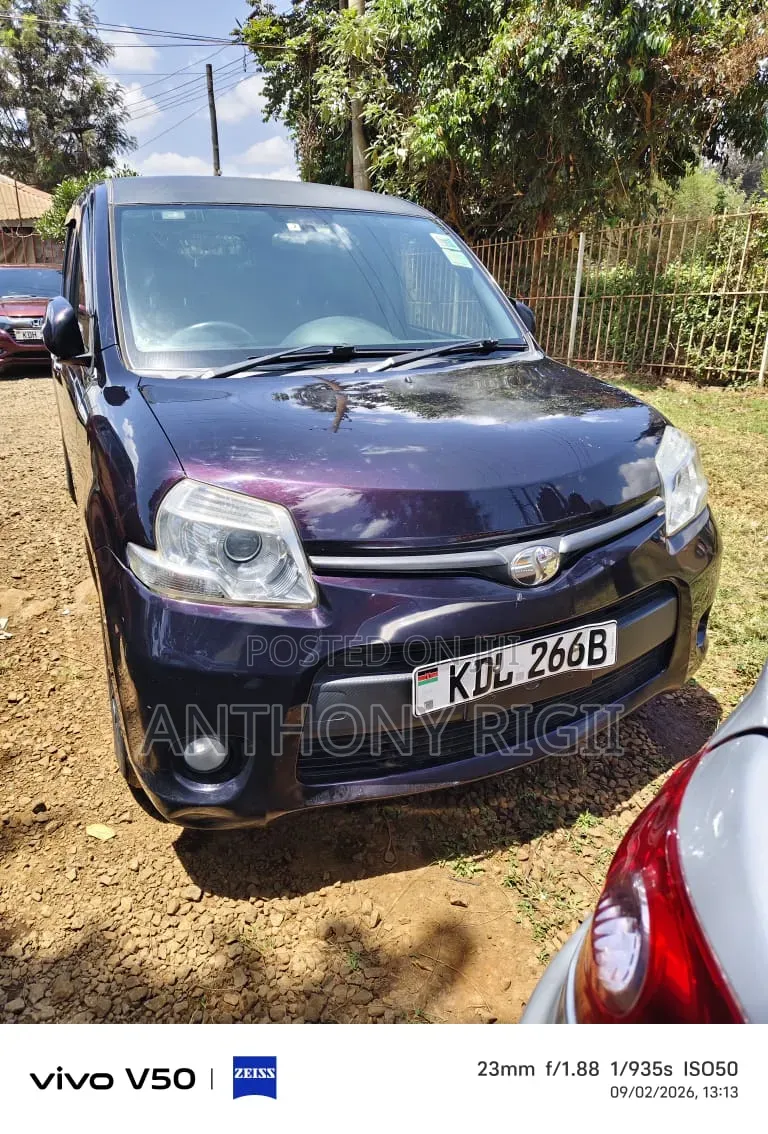 Toyota Sienta 2015 Burgundy