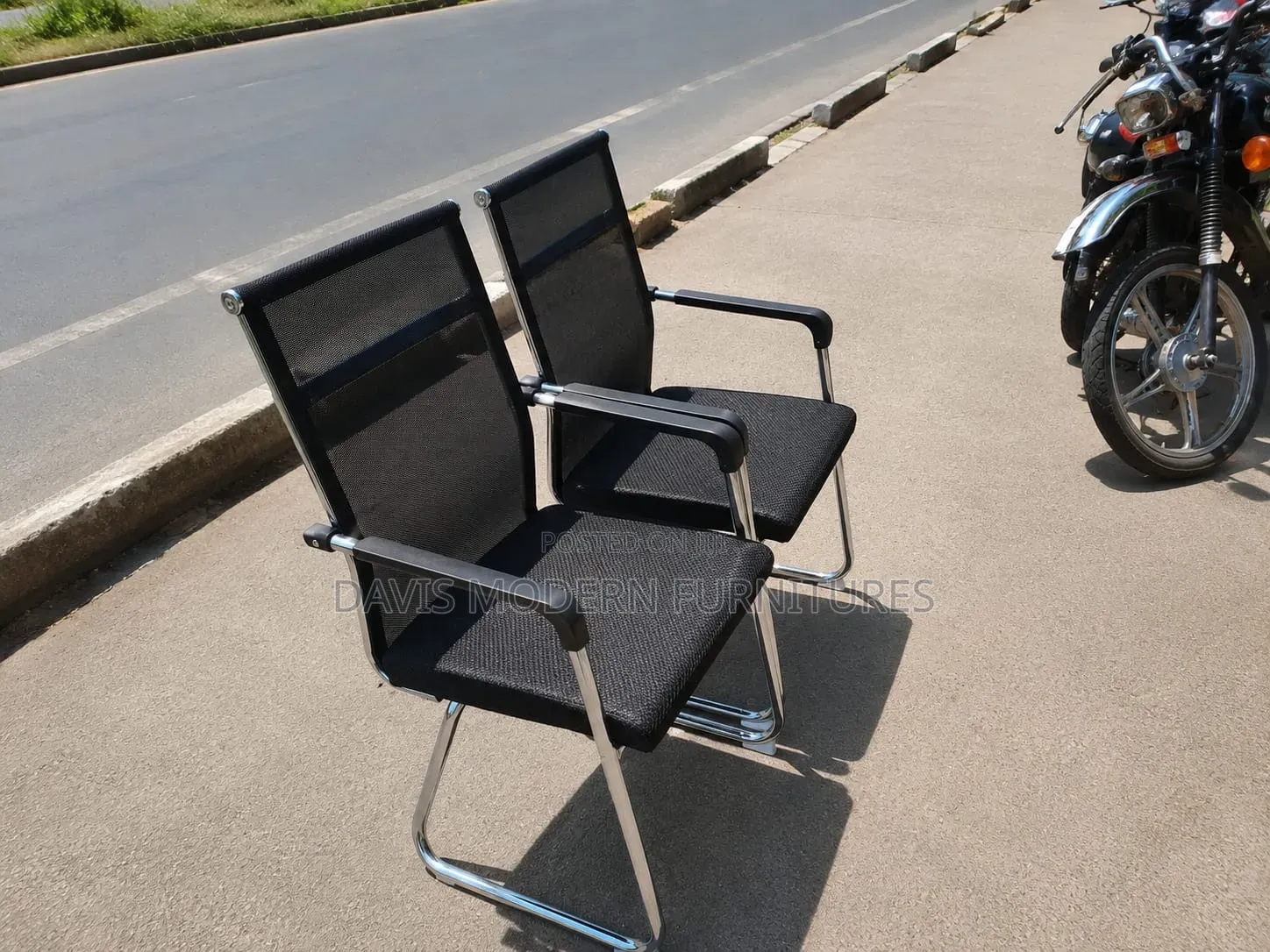 Black Mesh Visitors Chair