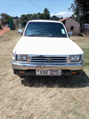 Toyota Hilux 2003 White